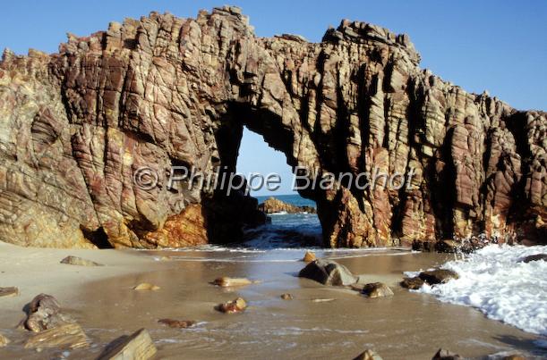 bresil ceara 09.JPG - Rocher percéPedra foradaJericoacoaraNord de FortalezaNordesteCearaBrésil